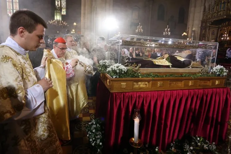 DOČEK TIJELA SV. LEOPOLDA: Bogoslužje bdijenje i molitva prvo u Katedrali a potom u Dubravi