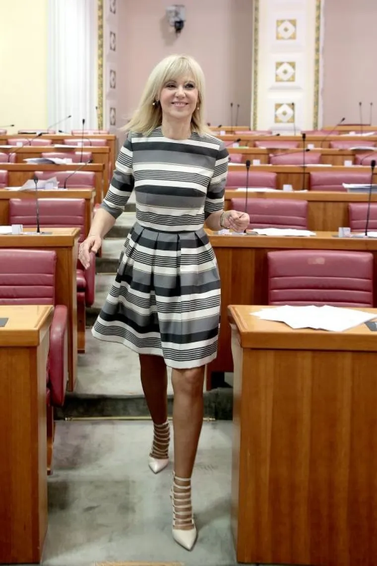 Zastupnica je pokazala liniju u prugastoj haljini iznad koljena.