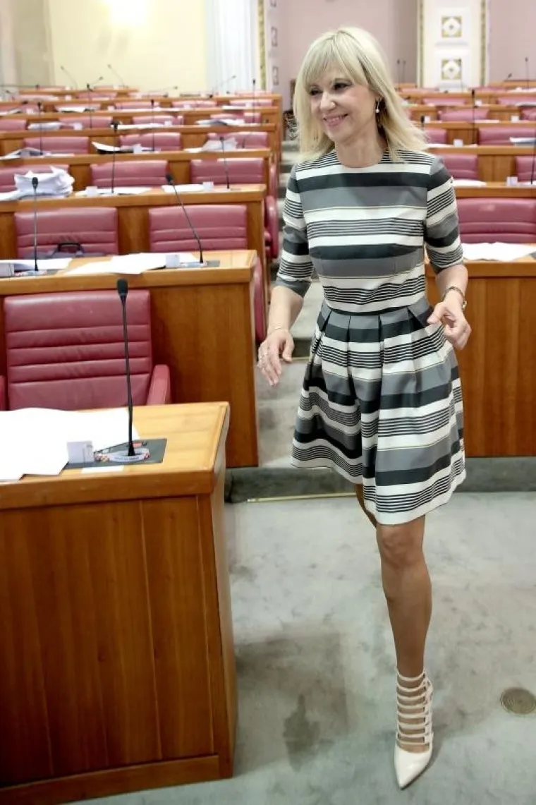 INGRID PLIJENILA PAŽNJU U KRATKOJ HALJINI: Svi u Saboru su gledali u njene preplanule noge