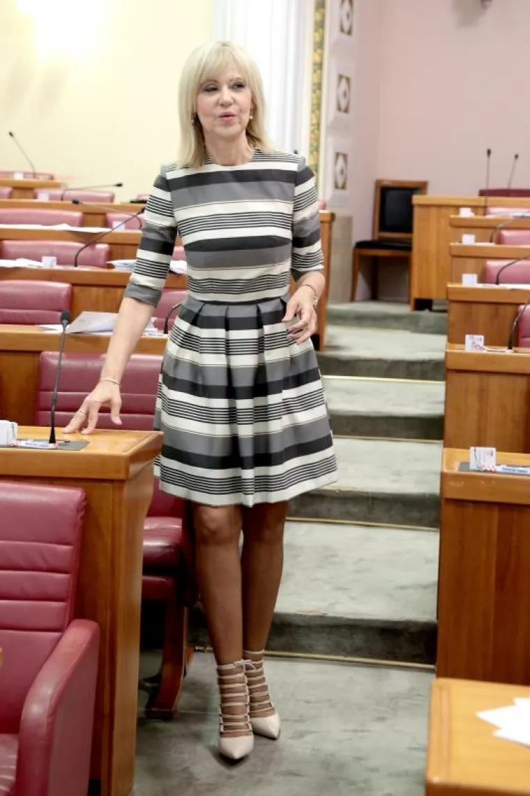 INGRID PLIJENILA PAŽNJU U KRATKOJ HALJINI: Svi u Saboru su gledali u njene preplanule noge