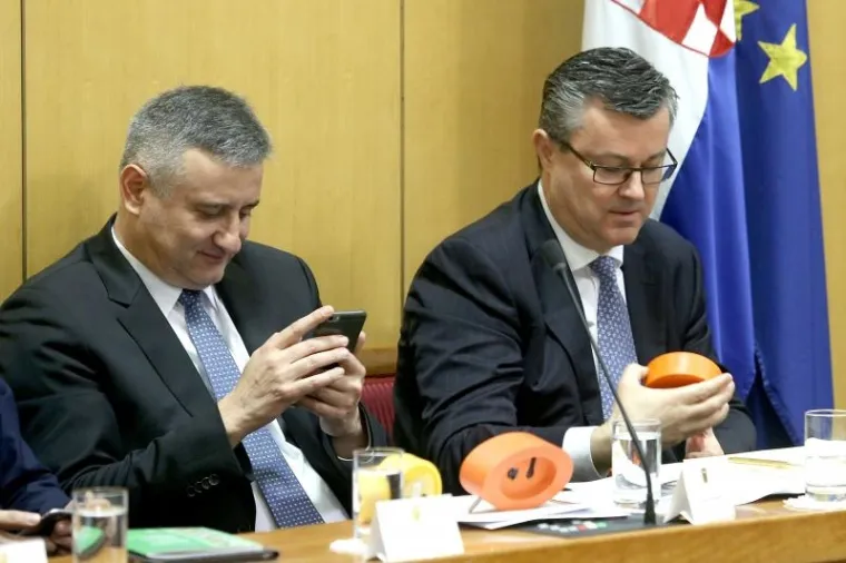 Richembergh je kazao kako je prvi potpredsjednik Tomislav Karamarko na budilicu reagorao kiselo navodeći kako to prethodna vlada sigurno nije imala