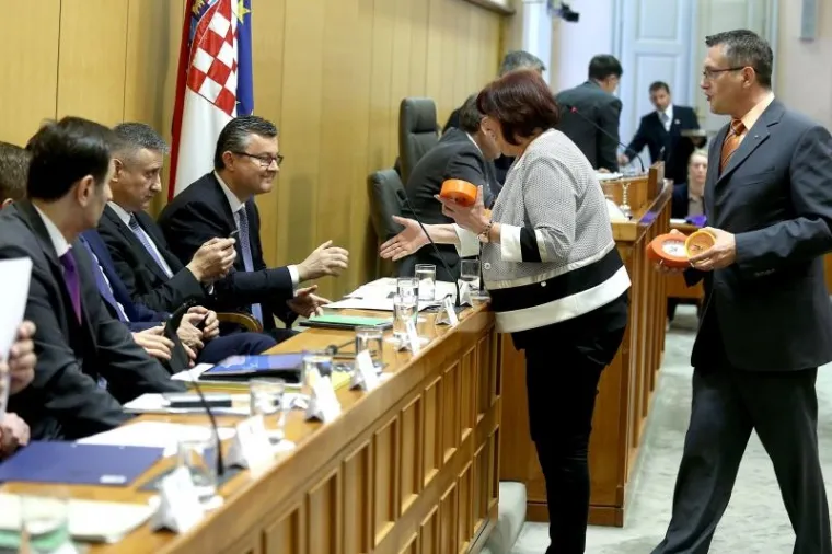 Turina Đurić je kazala kako Vlada ništa ne radi te da su upozorili premijera da dosad nema ni jedan zakon, reformu ili konstruktivni prijedlog.