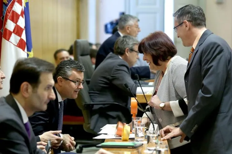 PERFORMANS U SABORU: Karamarko i Orešković dobili poklone, šef HDZ-a nije bio oduševljen