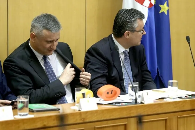 Poklon je dobio i potpredsjednik Božo Petrov