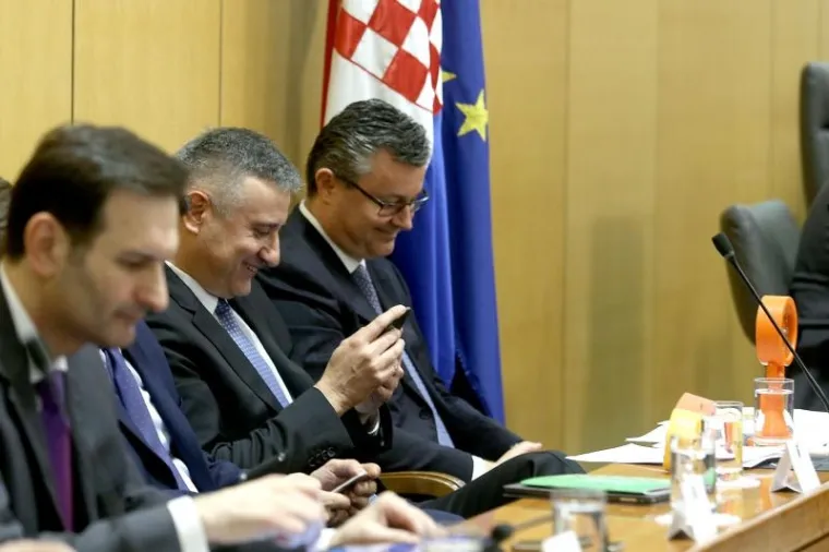 Prije početka sjednice Sabora, HNS-ovci su odlučili premijeru te dvojici potpredsjednika Vlade uručiti budilice poručujući time vladi da se probudi.