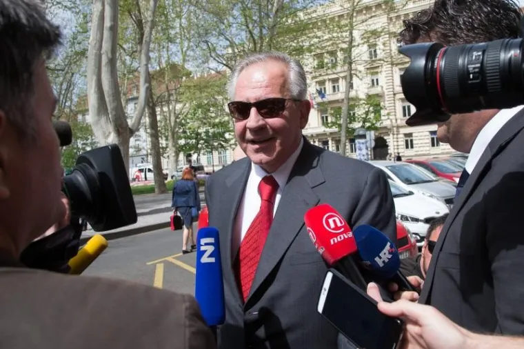 Raspoloženi Ivo Sanader ispred Županijskog suda u Zagrebu