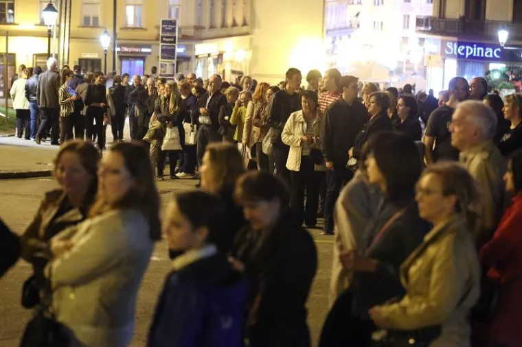 HODOČASNICI U KATEDRALI: Tisuće vjernika došlo gledati tijelo sv. Leopolda Mandića