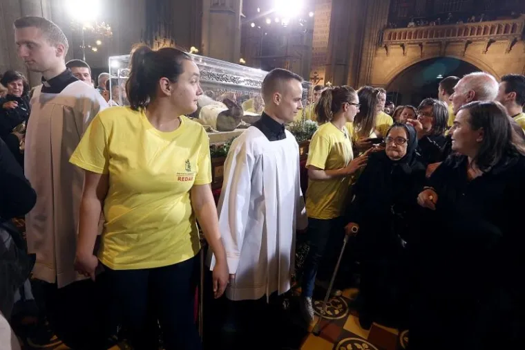 HODOČASNICI U KATEDRALI: Tisuće vjernika došlo gledati tijelo sv. Leopolda Mandića