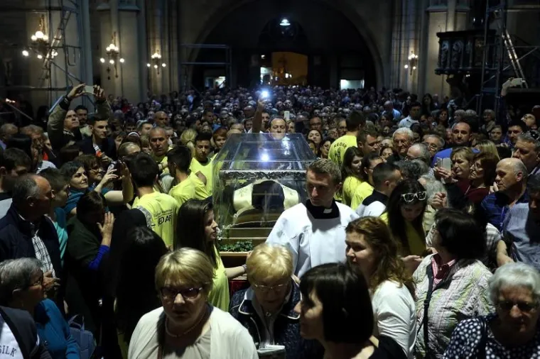 HODOČASNICI U KATEDRALI: Tisuće vjernika došlo gledati tijelo sv. Leopolda Mandića