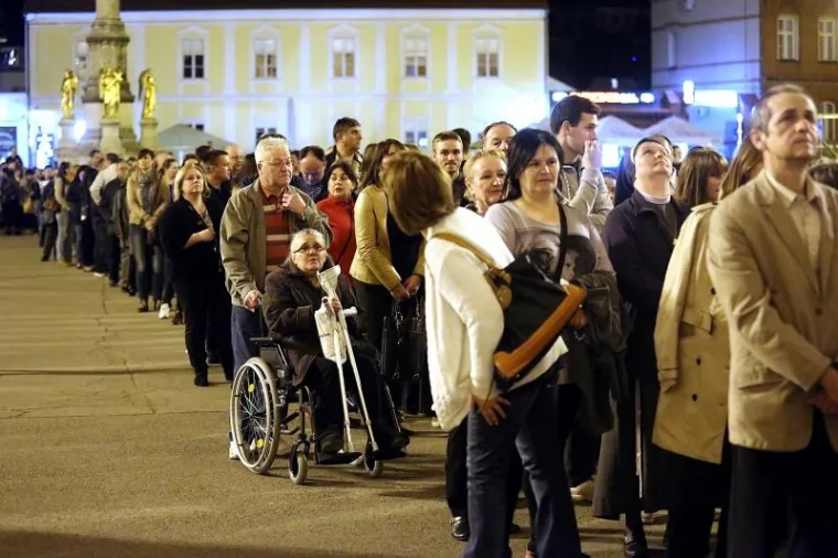 HODOČASNICI U KATEDRALI: Tisuće vjernika došlo gledati tijelo sv. Leopolda Mandića