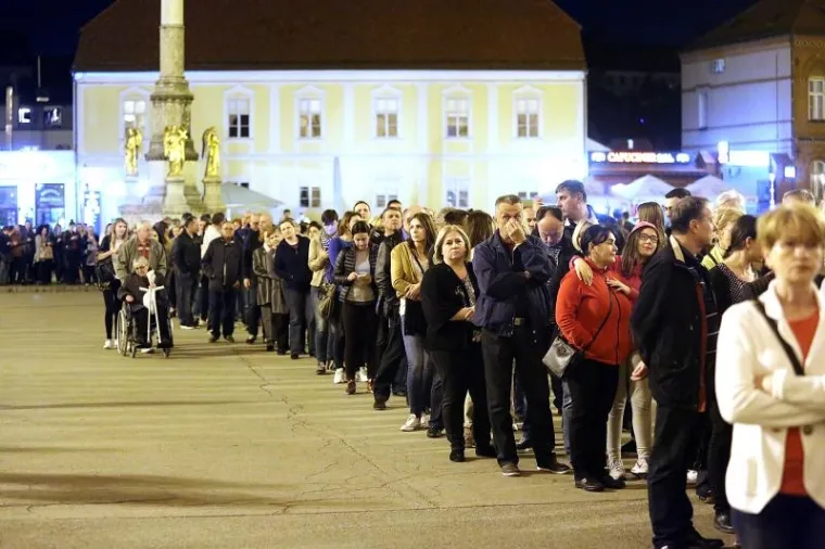 HODOČASNICI U KATEDRALI: Tisuće vjernika došlo gledati tijelo sv. Leopolda Mandića