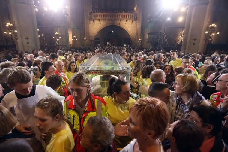 HODOČASNICI U KATEDRALI: Tisuće vjernika do&scaron;lo gledati tijelo sv. Leopolda Mandića