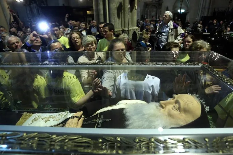 HODOČASNICI U KATEDRALI: Tisuće vjernika do&scaron;lo gledati tijelo sv. Leopolda Mandića