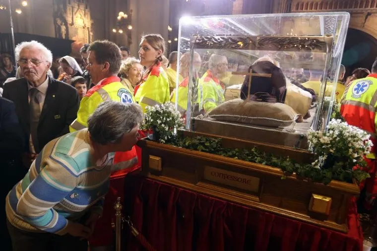 HODOČASNICI U KATEDRALI: Tisuće vjernika do&scaron;lo gledati tijelo sv. Leopolda Mandića