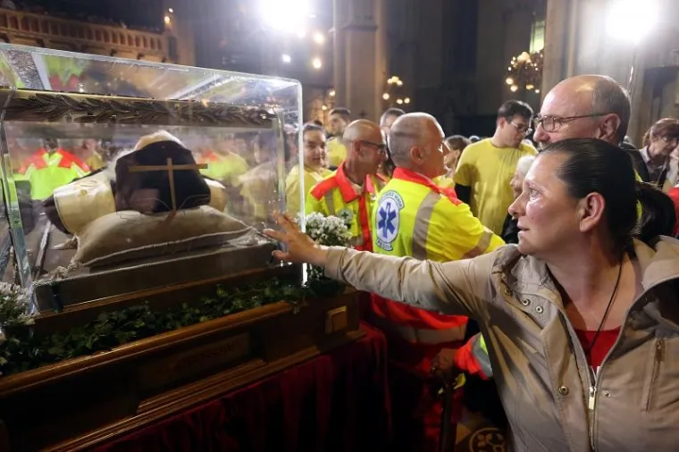 HODOČASNICI U KATEDRALI: Tisuće vjernika do&scaron;lo gledati tijelo sv. Leopolda Mandića