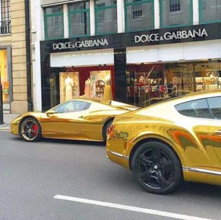 JAKO BOGATI I JAKO RAZMAŽENI: Londonski klinci razmeću se na Instagramu