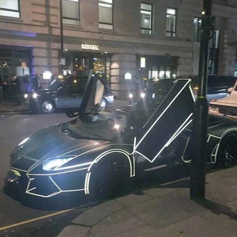 JAKO BOGATI I JAKO RAZMAŽENI: Londonski klinci razmeću se na Instagramu