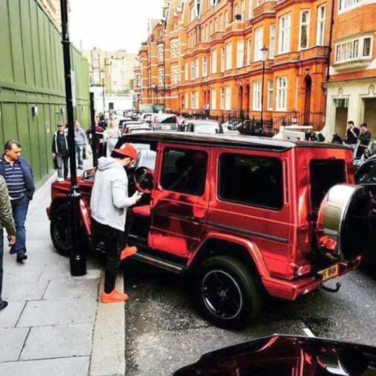 JAKO BOGATI I JAKO RAZMAŽENI: Londonski klinci razmeću se na Instagramu