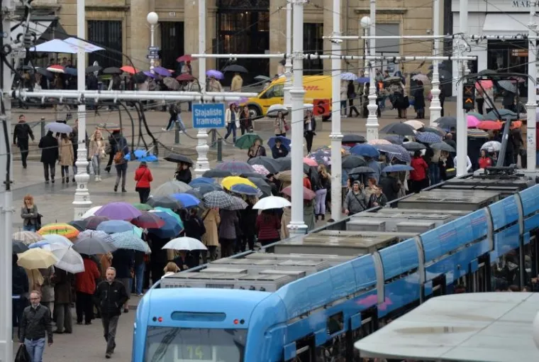 TISUĆE VJERNIKA ČEKA DA DOTAKNE TIJELO SVETOG LEOPOLDA: Ne smeta im ni jaka ki&scaron;a