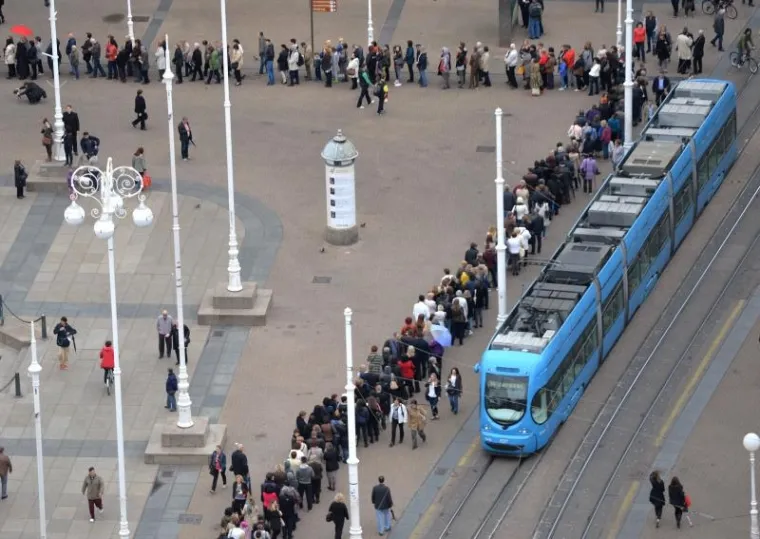 TISUĆE VJERNIKA ČEKA DA DOTAKNE TIJELO SVETOG LEOPOLDA: Ne smeta im ni jaka ki&scaron;a