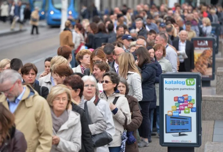 TISUĆE VJERNIKA ČEKA DA DOTAKNE TIJELO SVETOG LEOPOLDA: Ne smeta im ni jaka ki&scaron;a