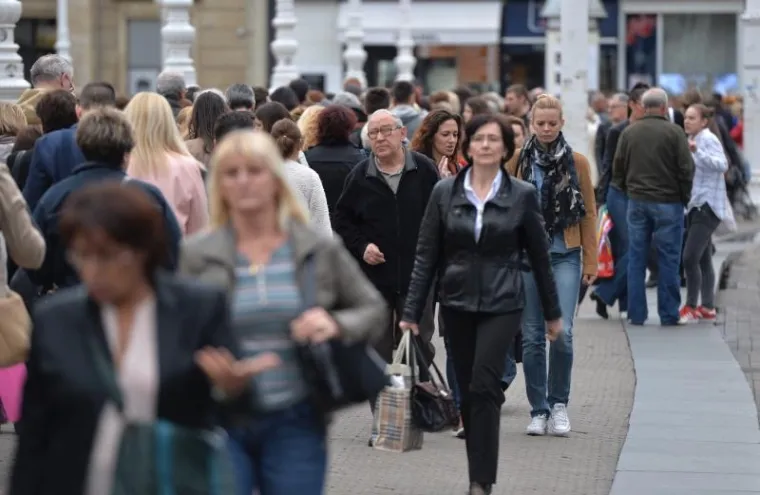 TISUĆE VJERNIKA ČEKA DA DOTAKNE TIJELO SVETOG LEOPOLDA: Ne smeta im ni jaka ki&scaron;a