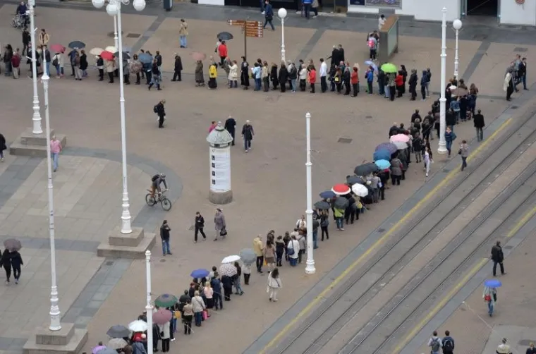 TISUĆE VJERNIKA ČEKA DA DOTAKNE TIJELO SVETOG LEOPOLDA: Ne smeta im ni jaka ki&scaron;a