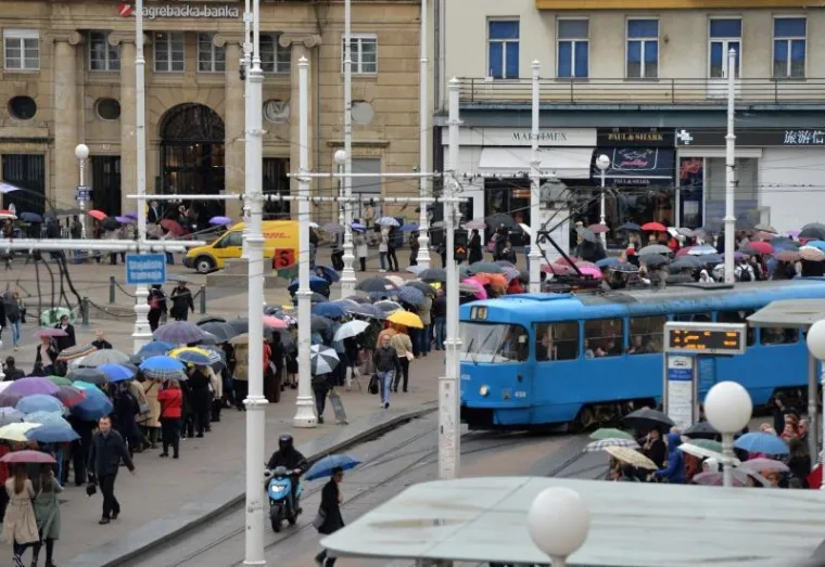 TISUĆE VJERNIKA ČEKA DA DOTAKNE TIJELO SVETOG LEOPOLDA: Ne smeta im ni jaka ki&scaron;a