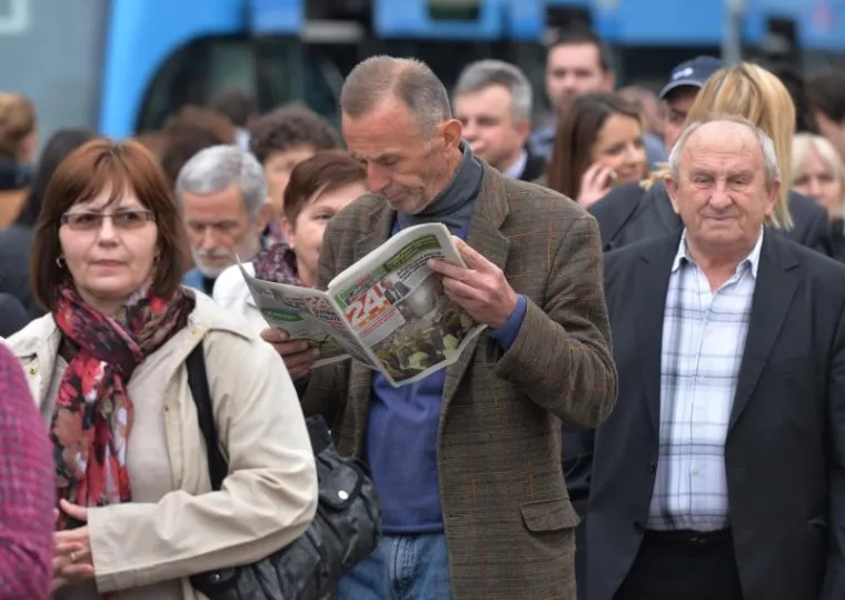 Unatoč ki&scaron;i tisuće vjernika čekaju u dugom redu da prođuu uz tijelo svetoga Leopolda Bogdana Mandića koje je izloženo u Zagrebačkoj katedrali.