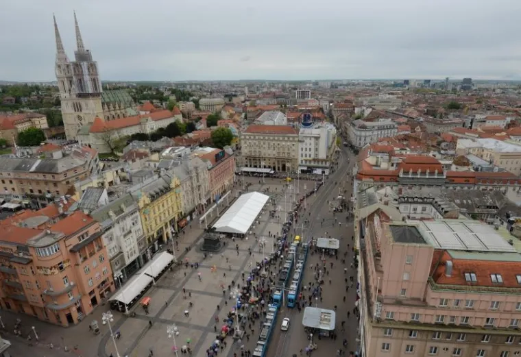 TISUĆE VJERNIKA ČEKA DA DOTAKNE TIJELO SVETOG LEOPOLDA: Ne smeta im ni jaka ki&scaron;a