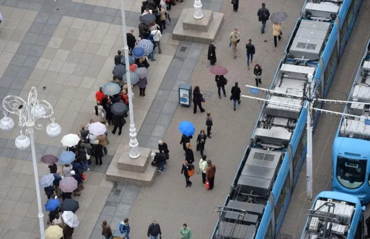 TISUĆE VJERNIKA ČEKA DA DOTAKNE TIJELO SVETOG LEOPOLDA: Ne smeta im ni jaka ki&scaron;a