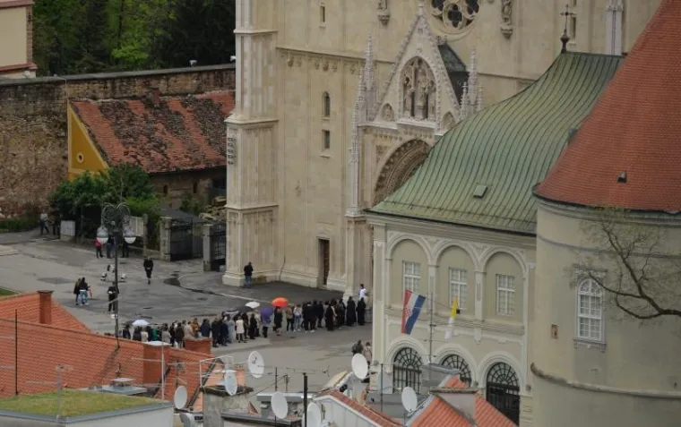 TISUĆE VJERNIKA ČEKA DA DOTAKNE TIJELO SVETOG LEOPOLDA: Ne smeta im ni jaka ki&scaron;a