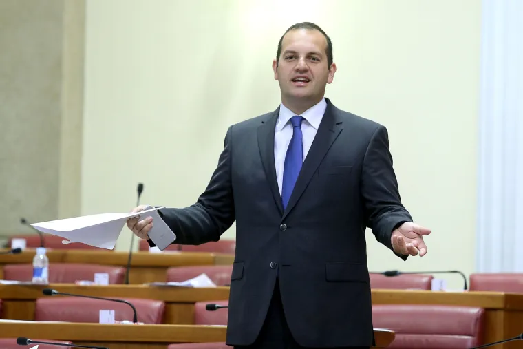 Zastupnik Ivan Klarin požalio se kako se prati moda zastupnica, no ne i zastupnika