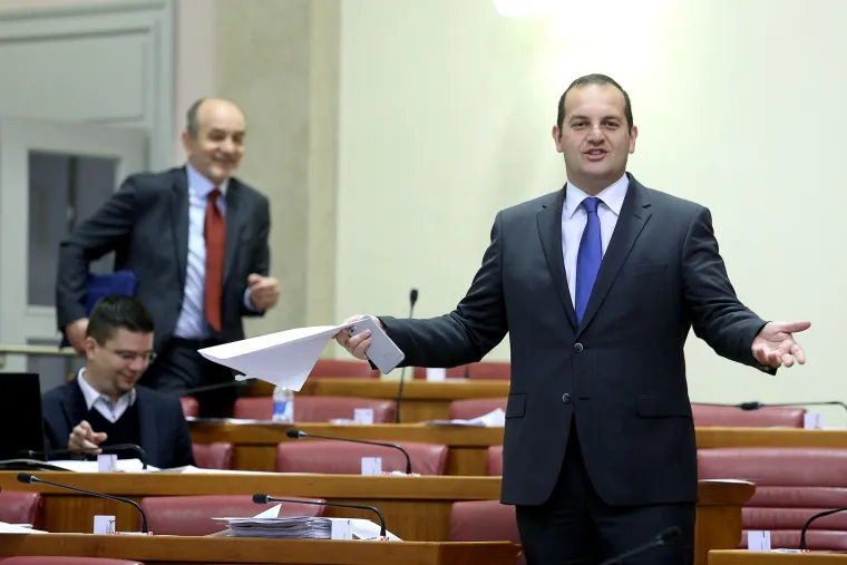 Zastupnik Ivan Klarin požalio se kako se prati moda zastupnica, no ne i zastupnika