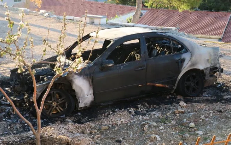U Splitu je noćas na dva mjesta izbio požar u kojem je izgorio jedan Mercedes.