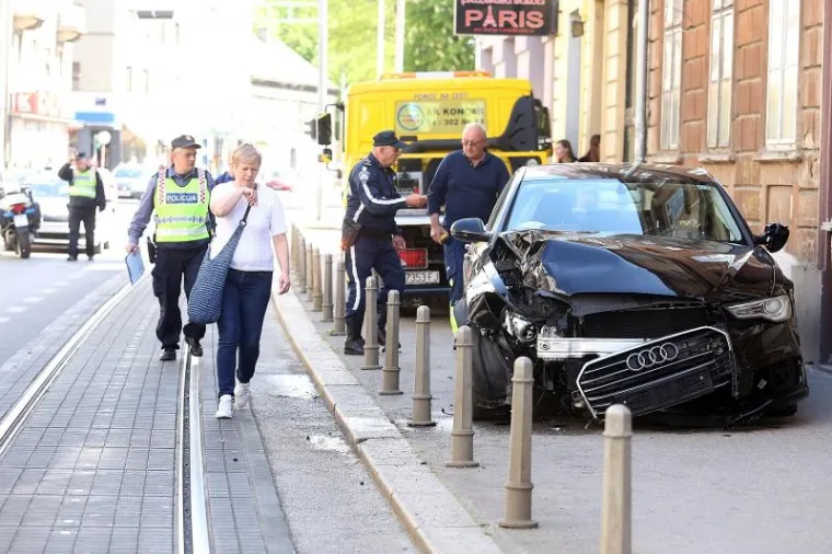 Velika tragedija u Zagrebu izbjegnuta je jutros kada je jedan otac, u želji da spasi dijete od vozila koje im se nekontrolirano približavalo nogostupom, trznuo kolica pri čemu je dijete ispalo te je lakše ozlijeđeno.