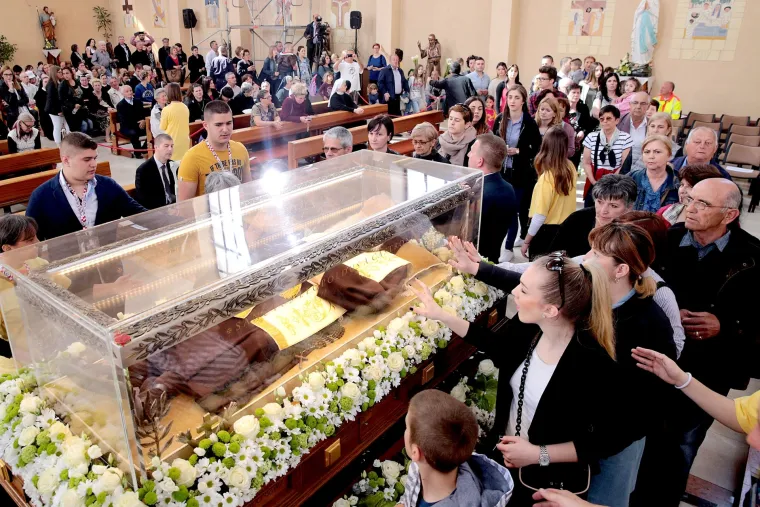 Tisuće ljudi čekali u redu kako bi vidjeli tijelo svetog Leopolda u Dubravi