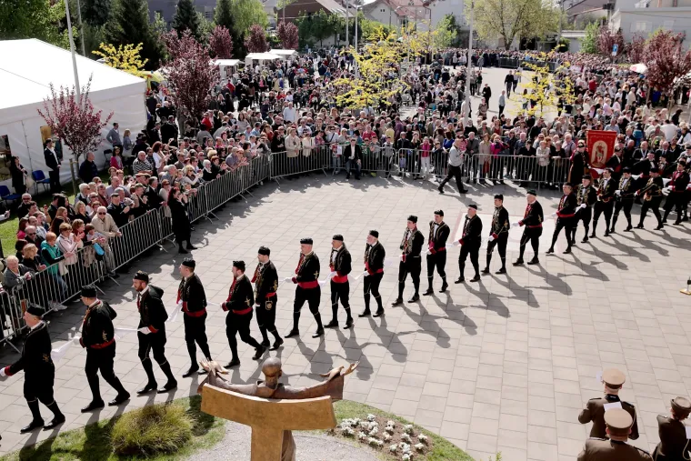 Tisuće ljudi čekali u redu kako bi vidjeli tijelo svetog Leopolda u Dubravi