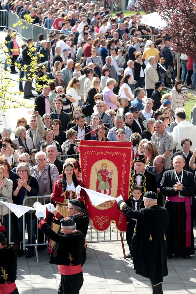 Tisuće ljudi čekali u redu kako bi vidjeli tijelo svetog Leopolda u Dubravi