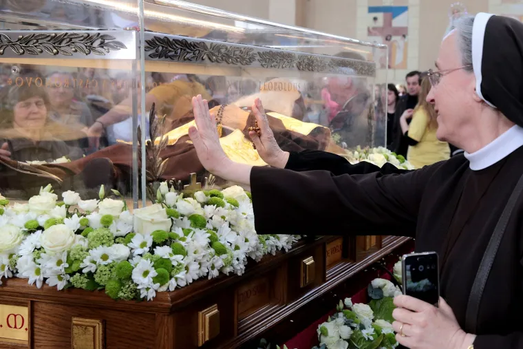 Tisuće ljudi čekali u redu kako bi vidjeli tijelo svetog Leopolda u Dubravi