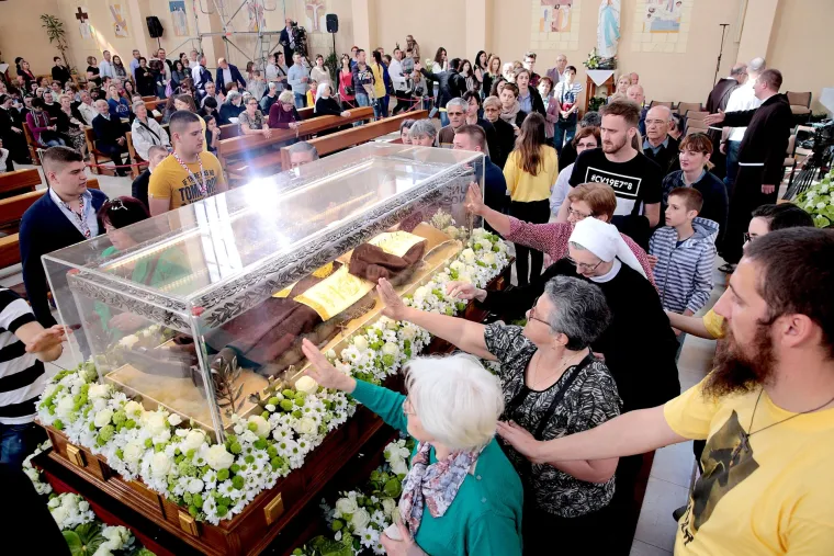 Tisuće ljudi čekali u redu kako bi vidjeli tijelo svetog Leopolda u Dubravi