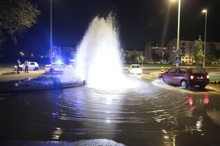 DRAMA NA CESTI: Zbog prometne nesreće Poljanice pod vodom, automobili vozili kroz vodu