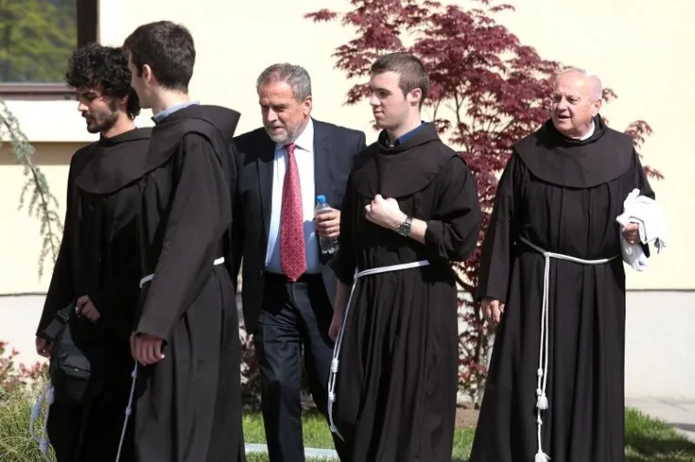 Milan Bandić do&scaron;ao u nedjelju vidjeti tijelo svetog Leopolda Bogadana Mandića koje je do&scaron;lo u Hrvatsku. Tijelo je izloženo u crkvi Sv. Leopolda Mandića u Dubravi.