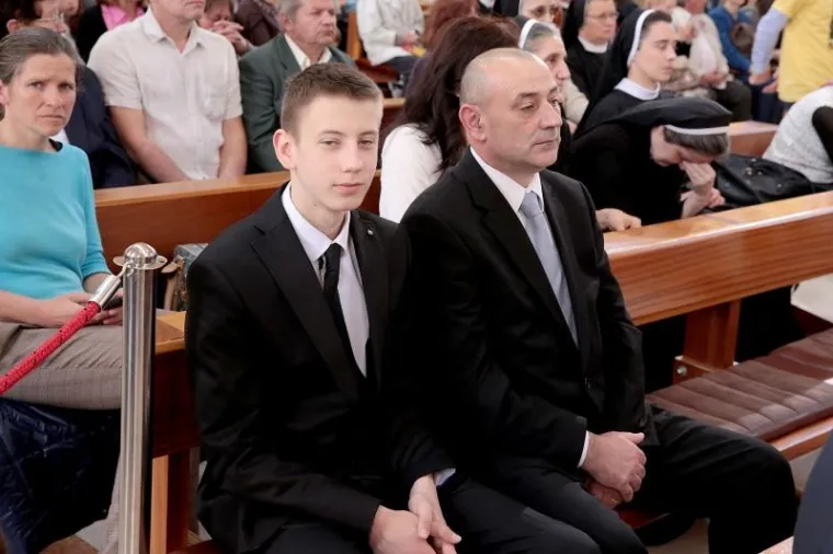 Ministar branitelja Tomo Medved do&scaron;ao je u crkvu sa sinom.