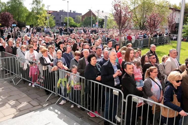 Tijelo sv. Leopolda Mandića do&scaron;ao je vidjeti ministar branitelja Medved, &scaron;ef HRT-a, Bandić...