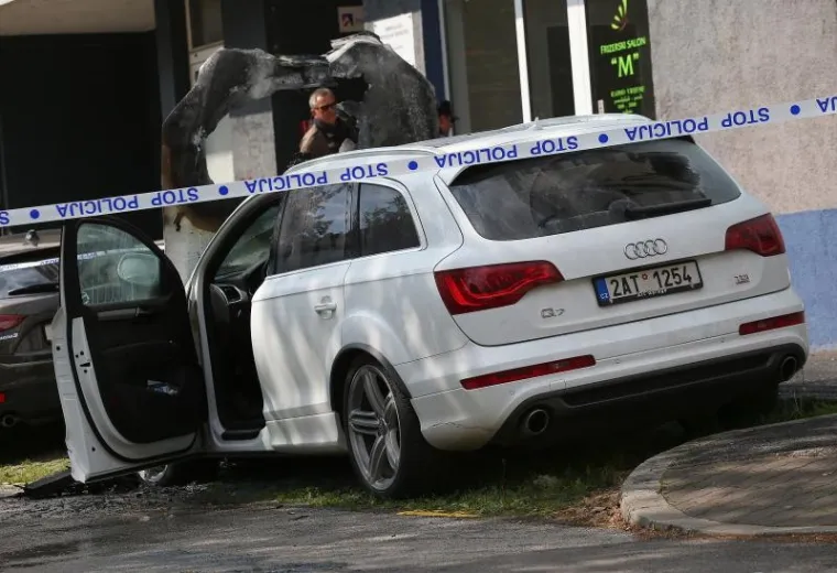 Nepoznata osoba podmetnula je požar pod Audi Q7 parkiran na Vrbiku.