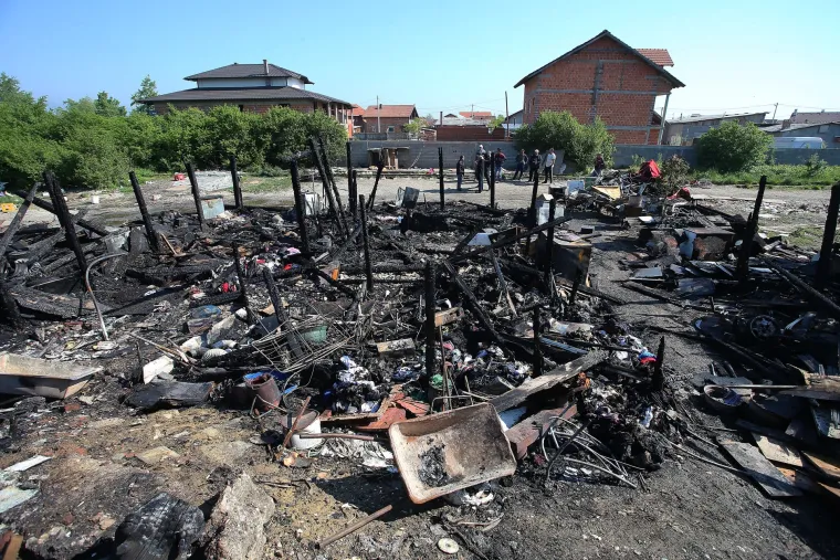 U Kozari putevima u potpunosti izgorjela kuća romske obitelji