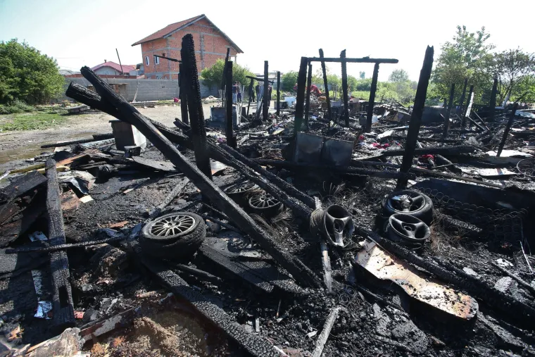 U Kozari putevima u potpunosti izgorjela kuća romske obitelji