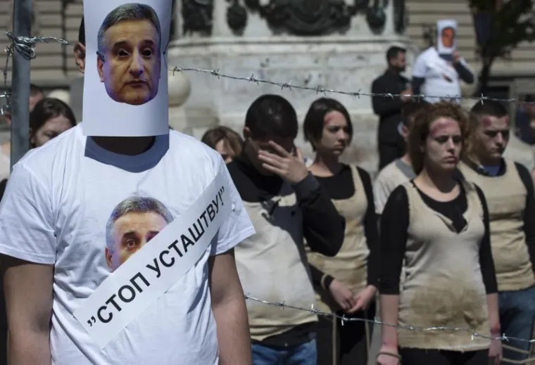 Neki od prosvjednika su nosili majice i maske s likovima Tomislava Karamarka, Franje Tuđmana i Ivana Tepe&scaron;a.