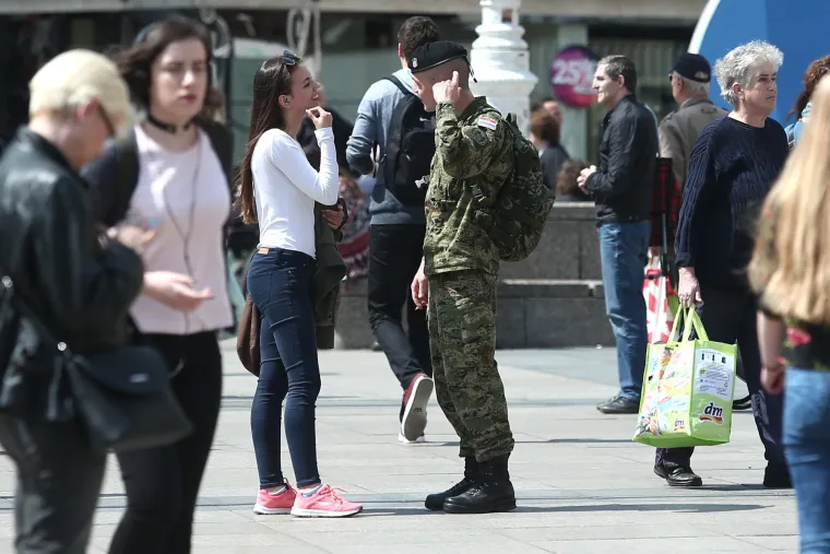 Romantika na zagrebačkom trgu: vojnik i djevojka susret  začinili poljupcem
